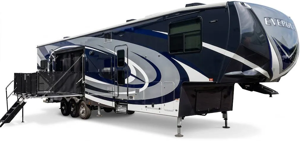 Heartland Cyclone 4113 exterior