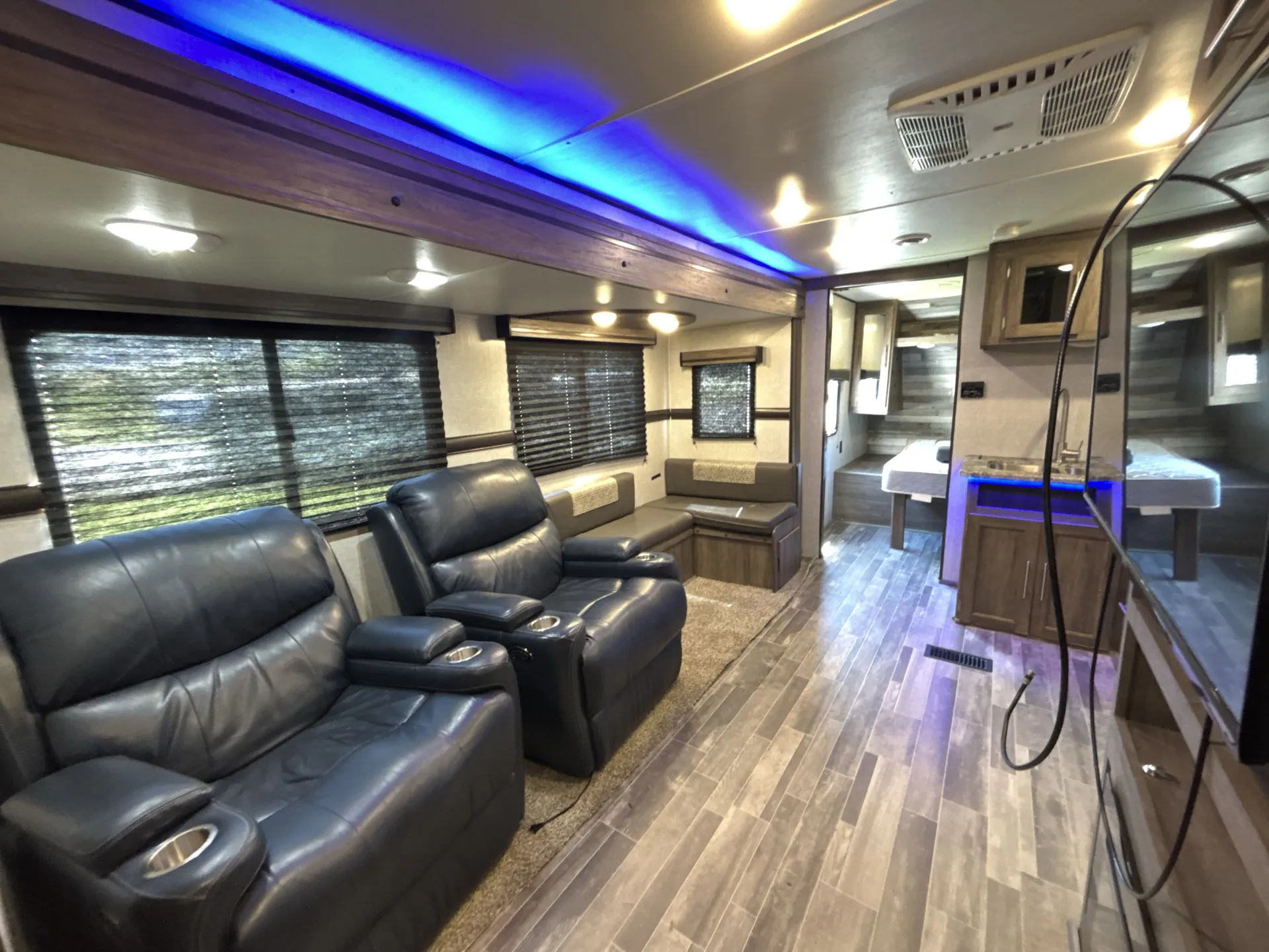 2022 CrossRoads Zinger 280RB — living area main
