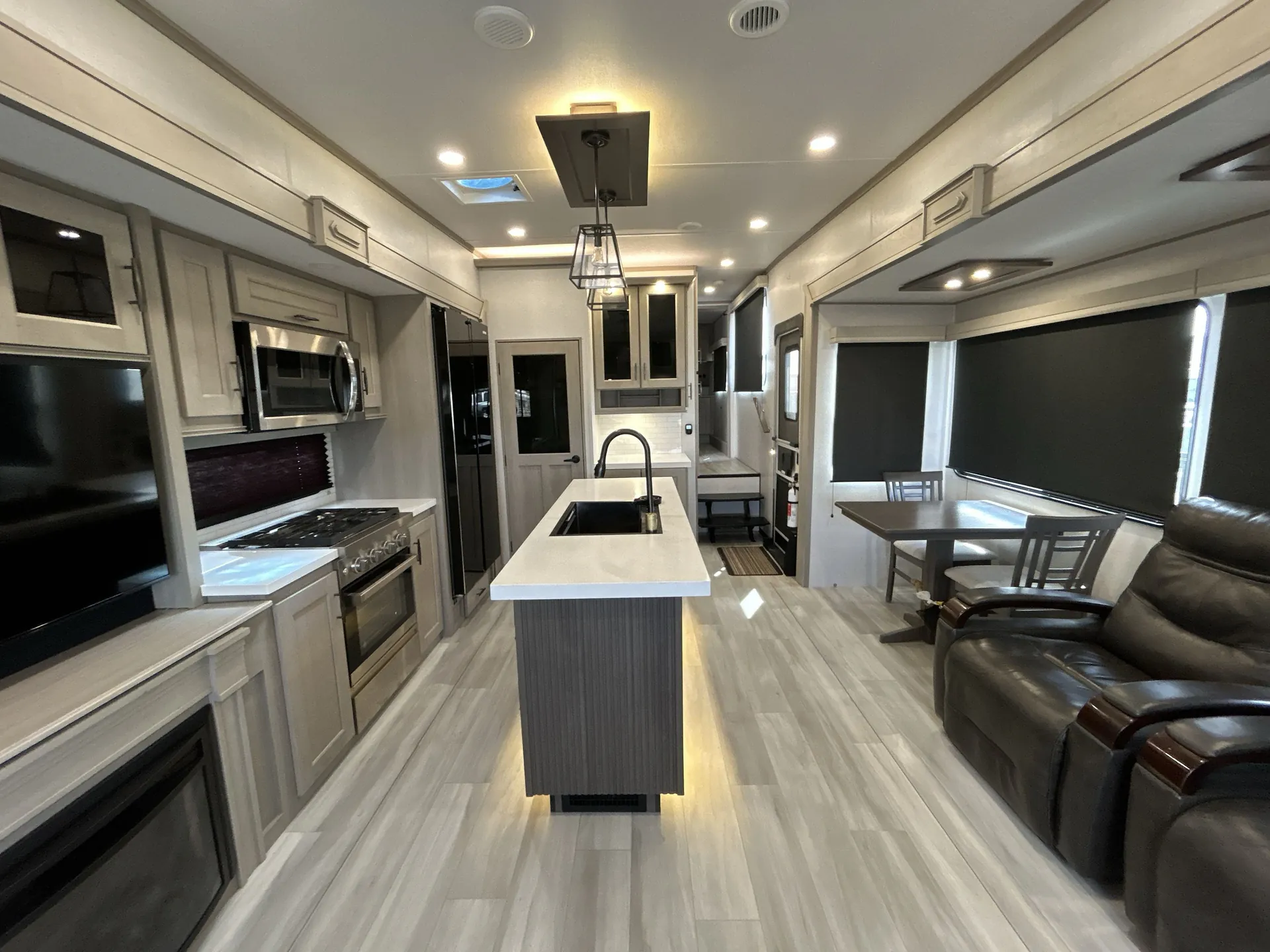 2024 Grand Design Influence 2903RL - Photo 4