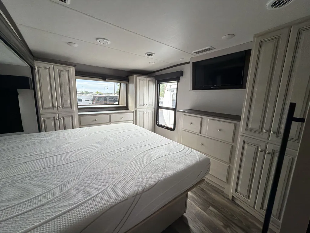 2022 Forest River Cardinal Luxury 380RLX, Photos photo 15