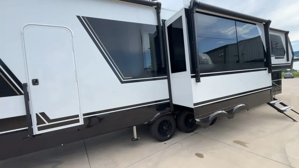 2027 Brinkley Model G 4170, Photos photo 3