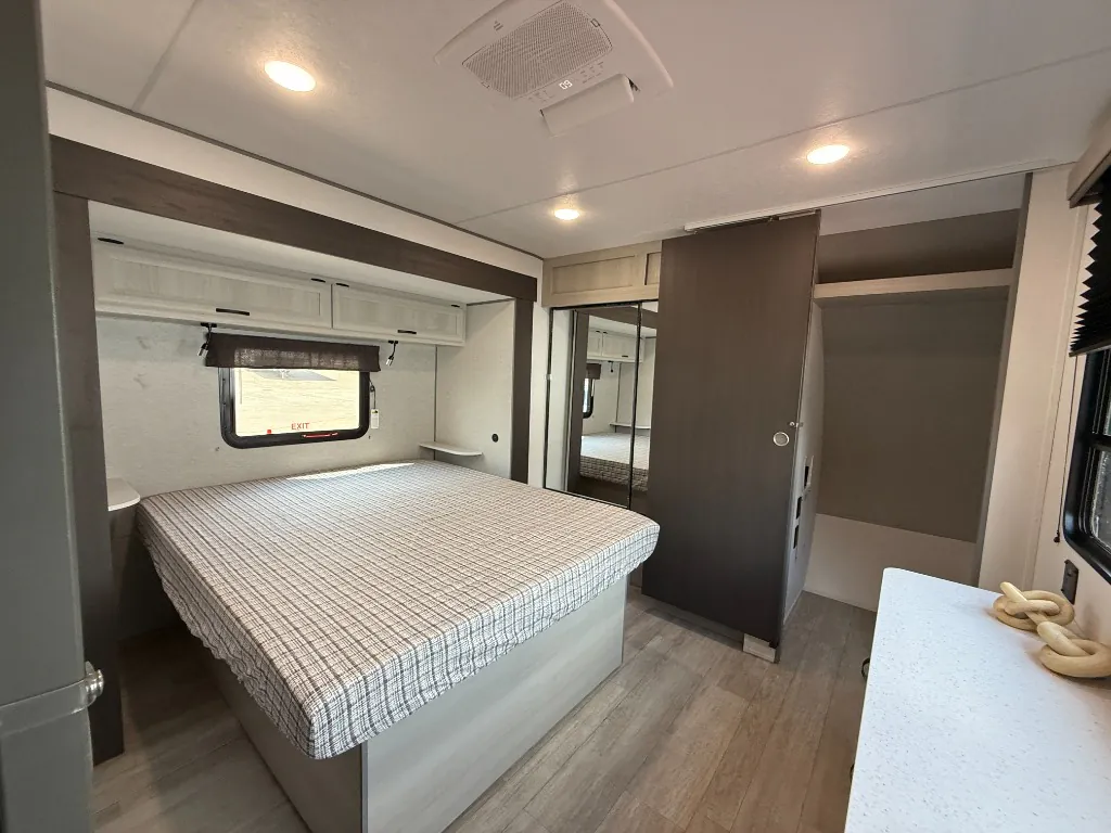 2027 Coachmen Catalina Legacy Edition 343BHTS (2 Queen Beds), Photos photo 11