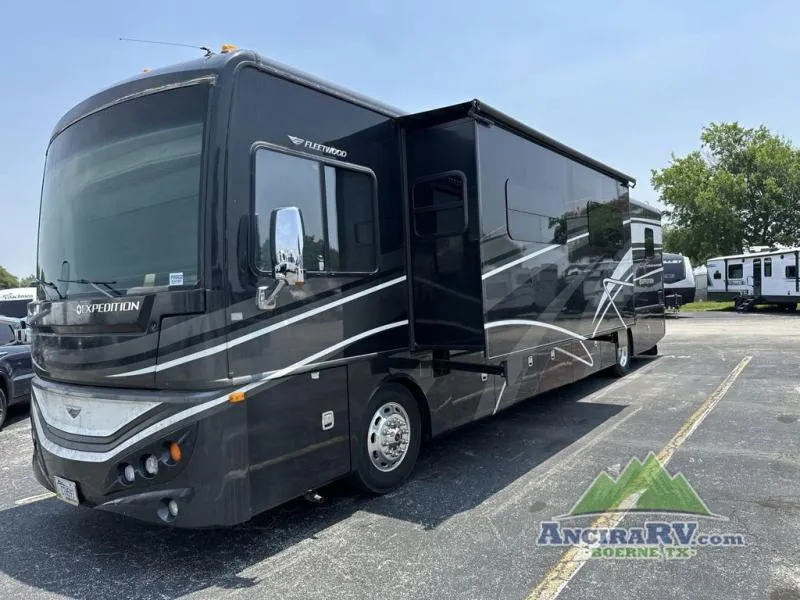 2015 Fleetwood Expedition 40X - Photo 4