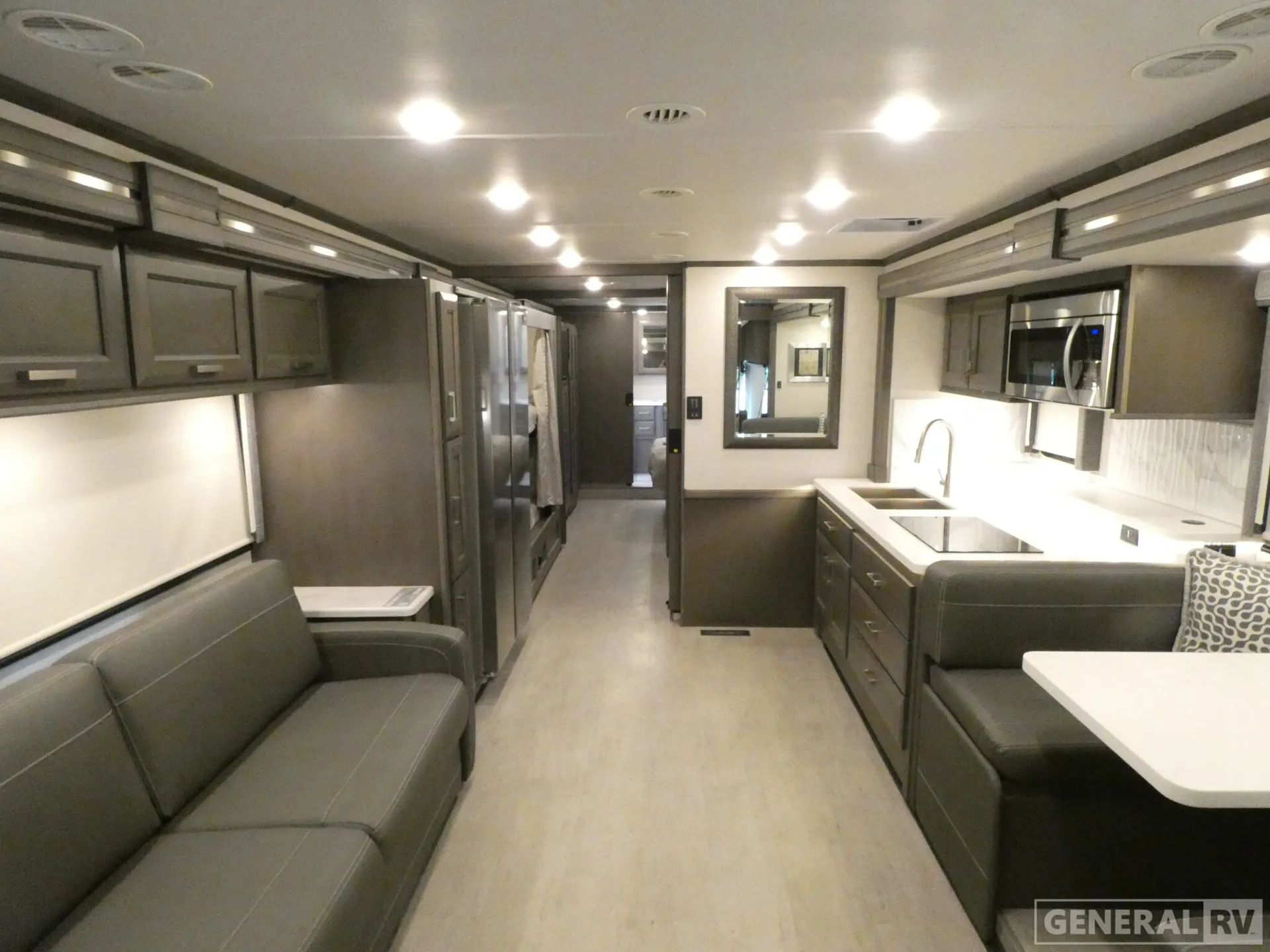 2025 Thor Motor Coach Riviera 39BH - Photo 3
