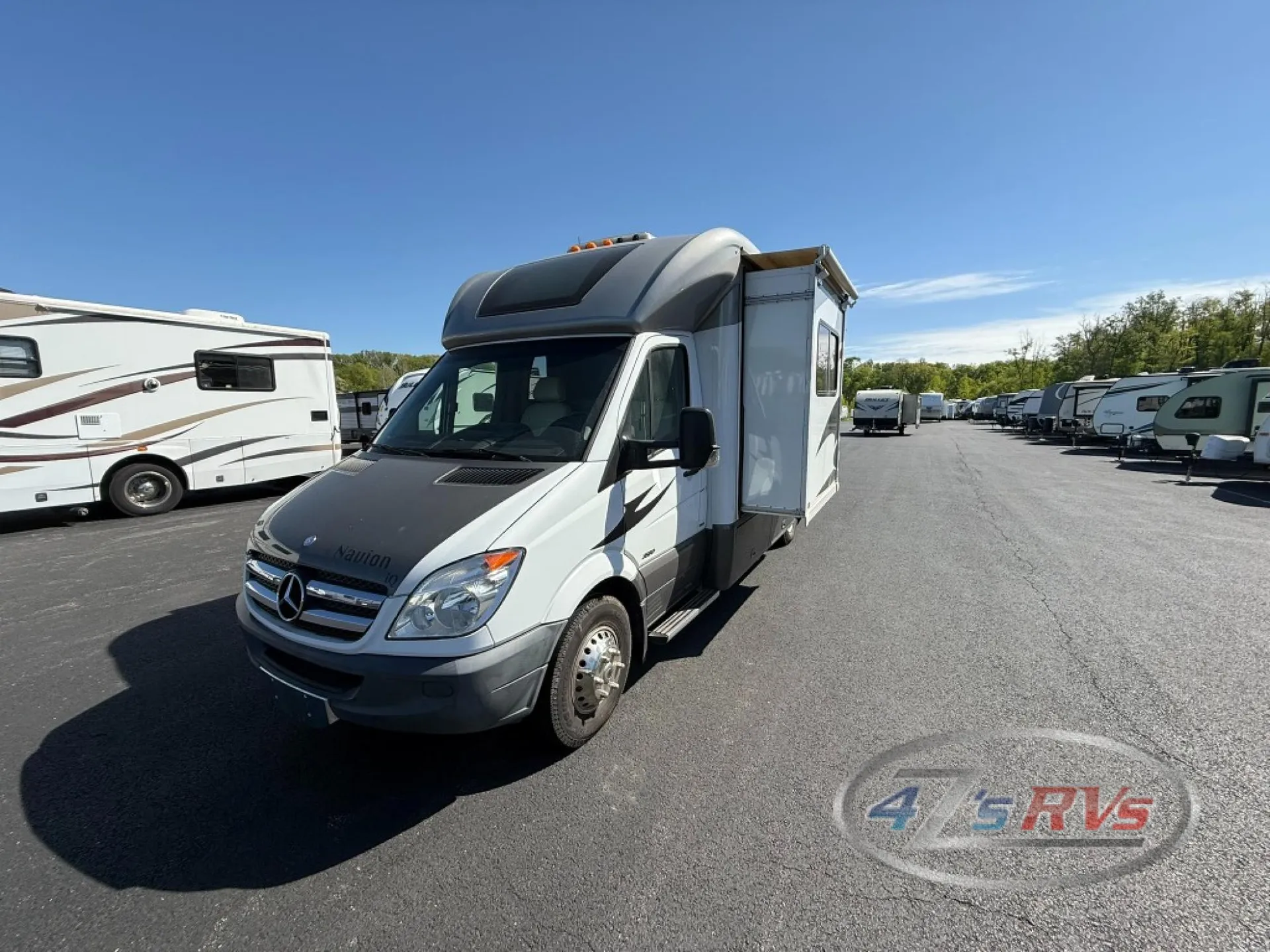 2013 Winnebago Navion 24V - Photo 2
