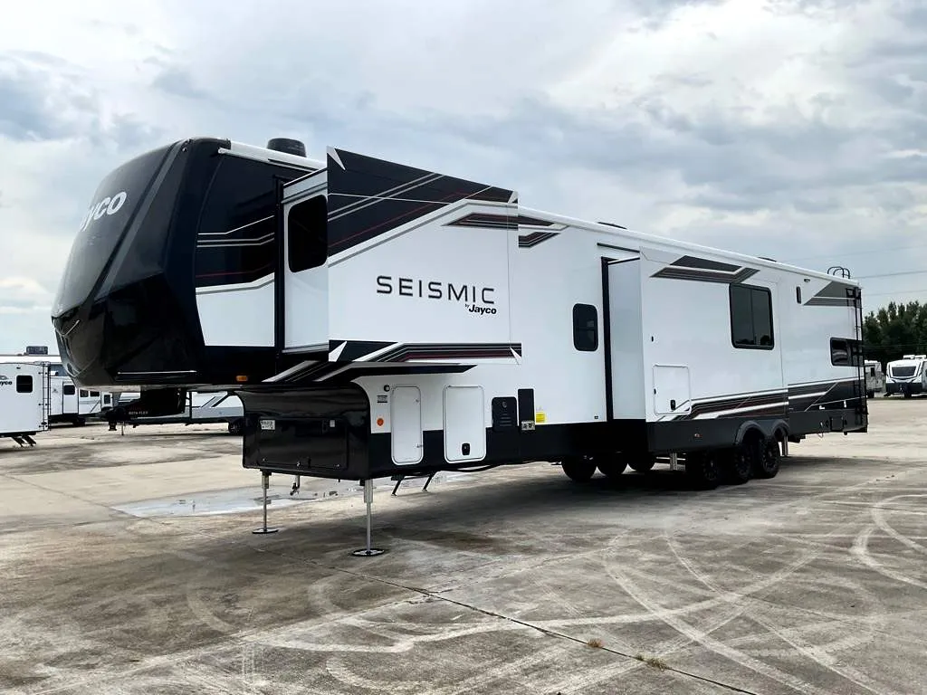 2026 Jayco Seismic 395 - Photo 4