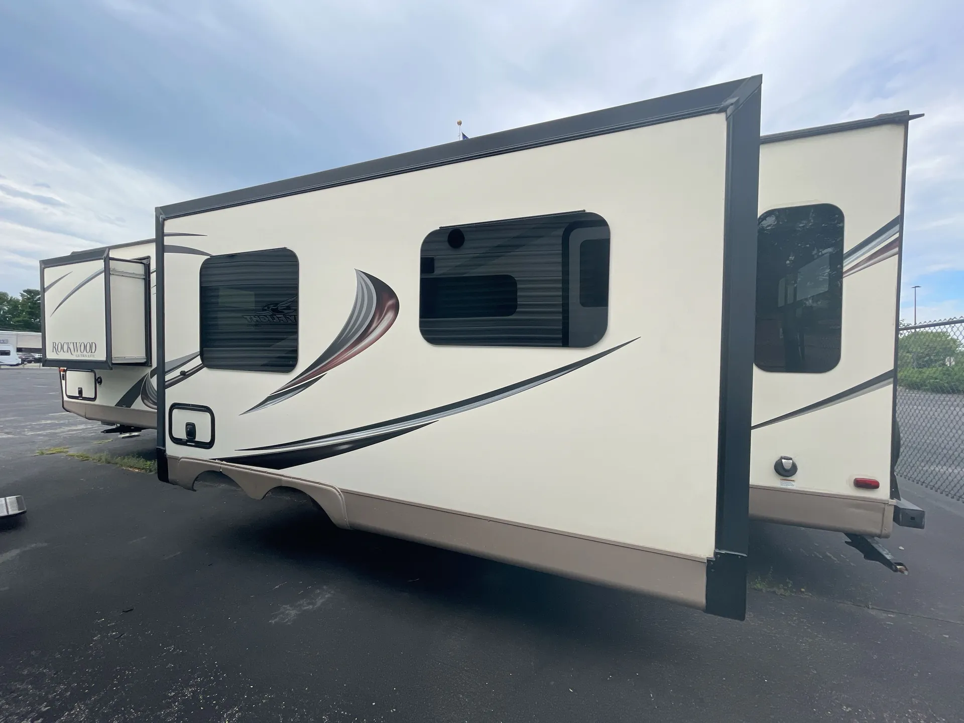 2016 Forest River Rockwood Ultra Lite 2904WS — off campside