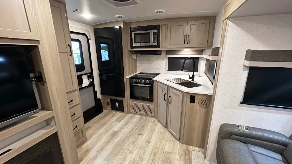 2025 Forest River Rockwood Ultra Lite 2614BS — Photo 6