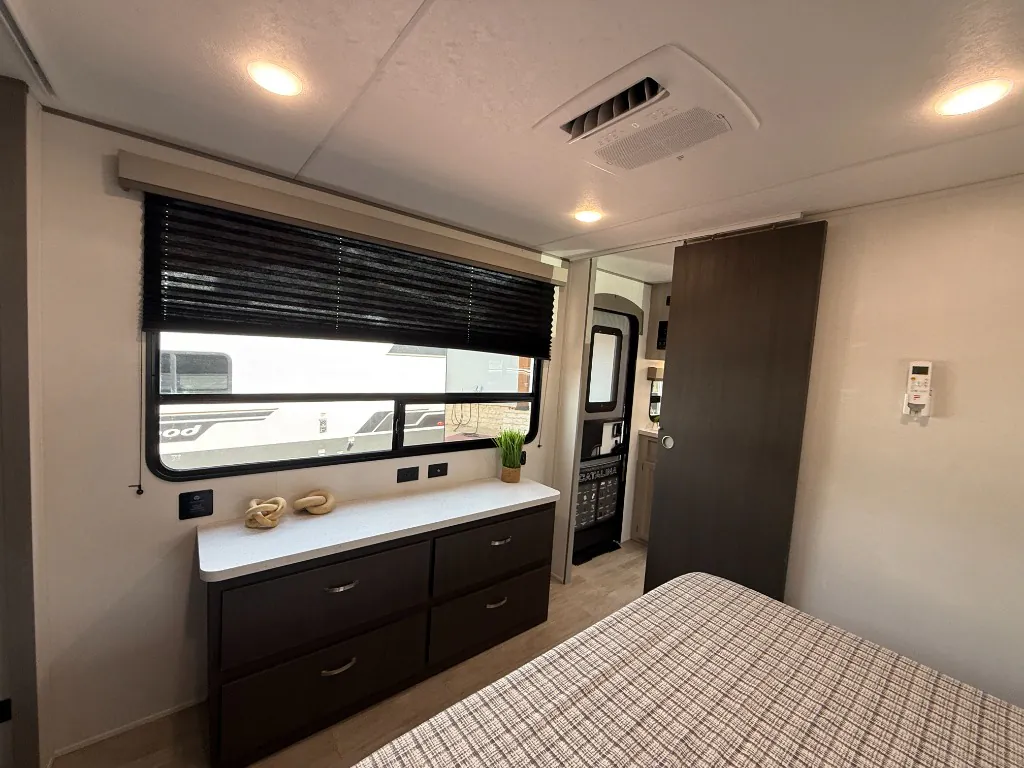 2027 Coachmen Catalina Legacy Edition 343BHTS (2 Queen Beds), Photos photo 22
