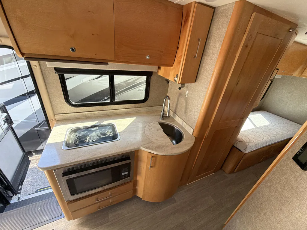 2017 Tiffin Wayfarer 24 QW, Photos photo 2