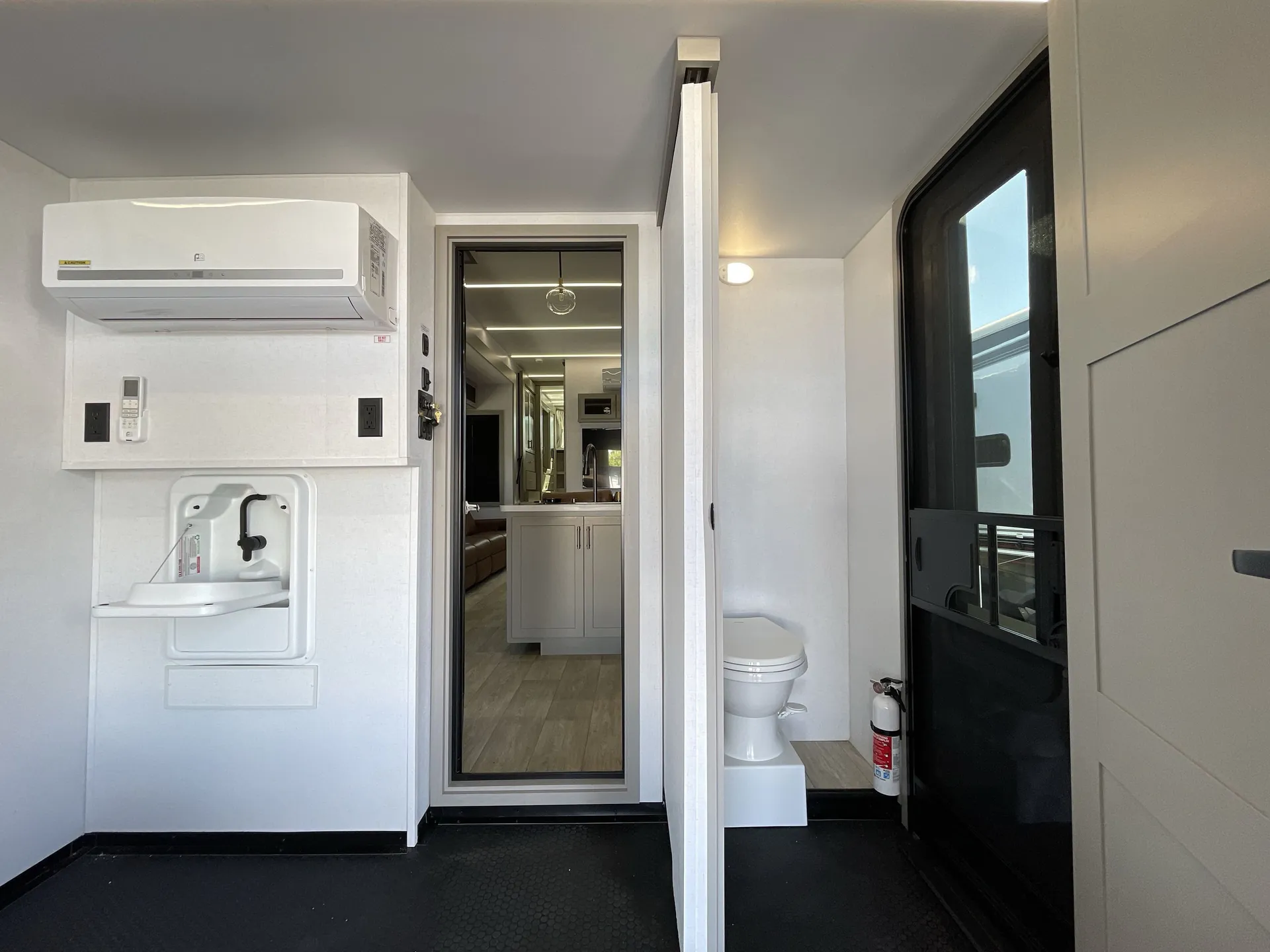 2027 Axiom Vendetta V4250SP — living area main
