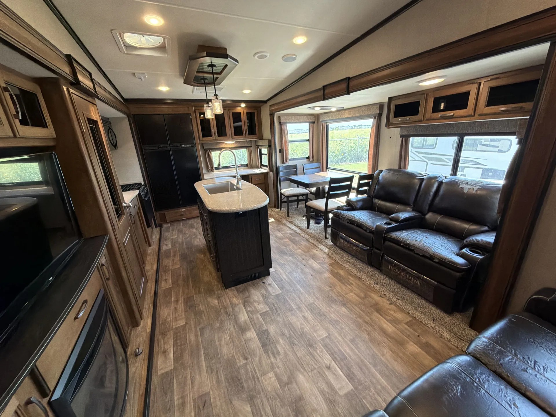 2017 Grand Design Reflection 307MKS — living area main