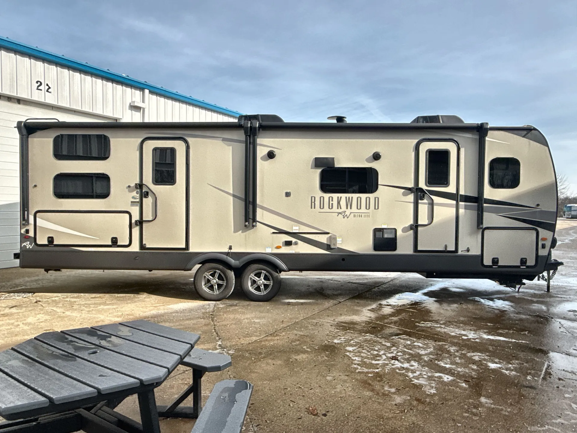 2023 Forest River Rockwood Ultra Lite 2706WS — campside