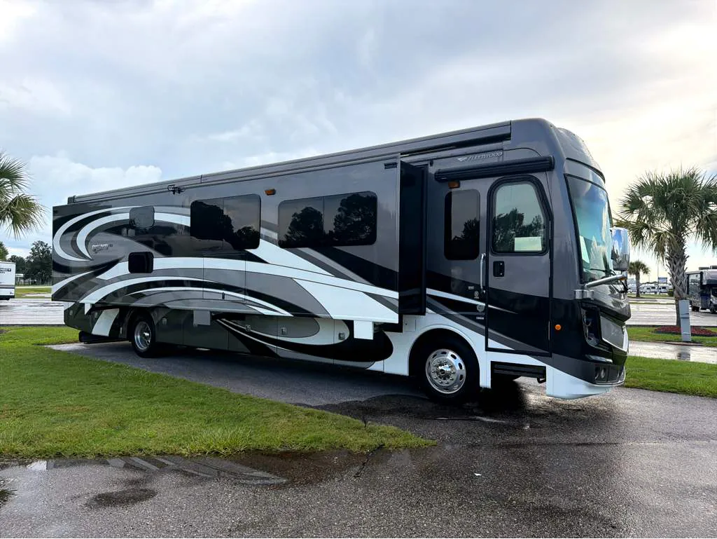 2017 Fleetwood Discovery LXE 40G - Photo 3