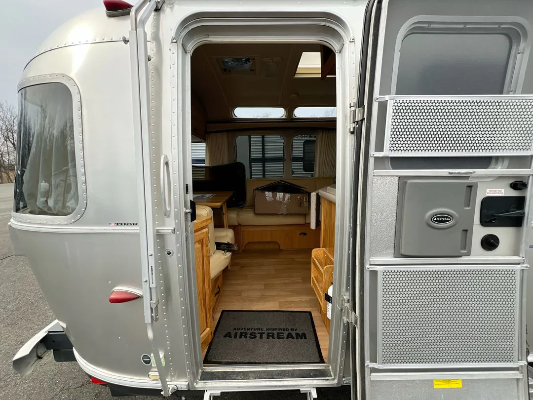 2014 Airstream Classic 27FB - Photo 4