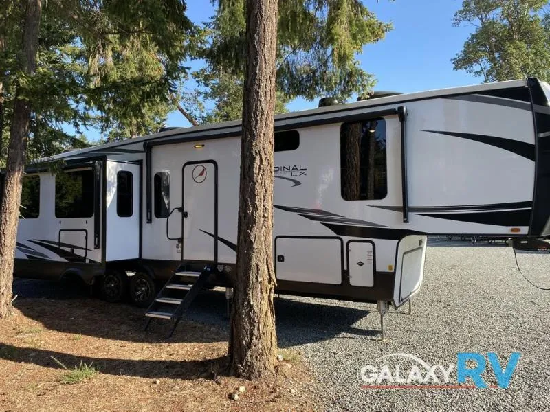 2022 Forest River Cardinal Luxury 360RLX - Photo 4
