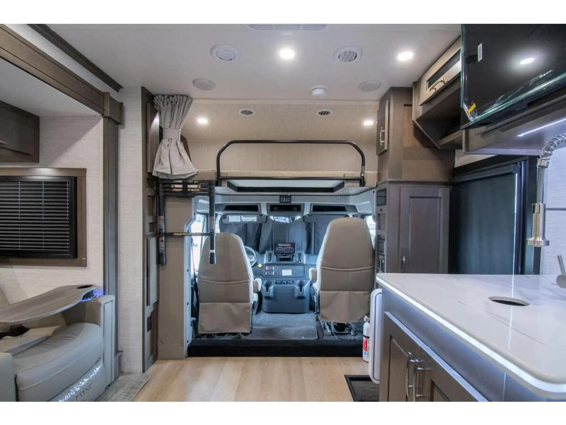 2026 Dynamax DynaQuest XL 3700BD - Photo 4
