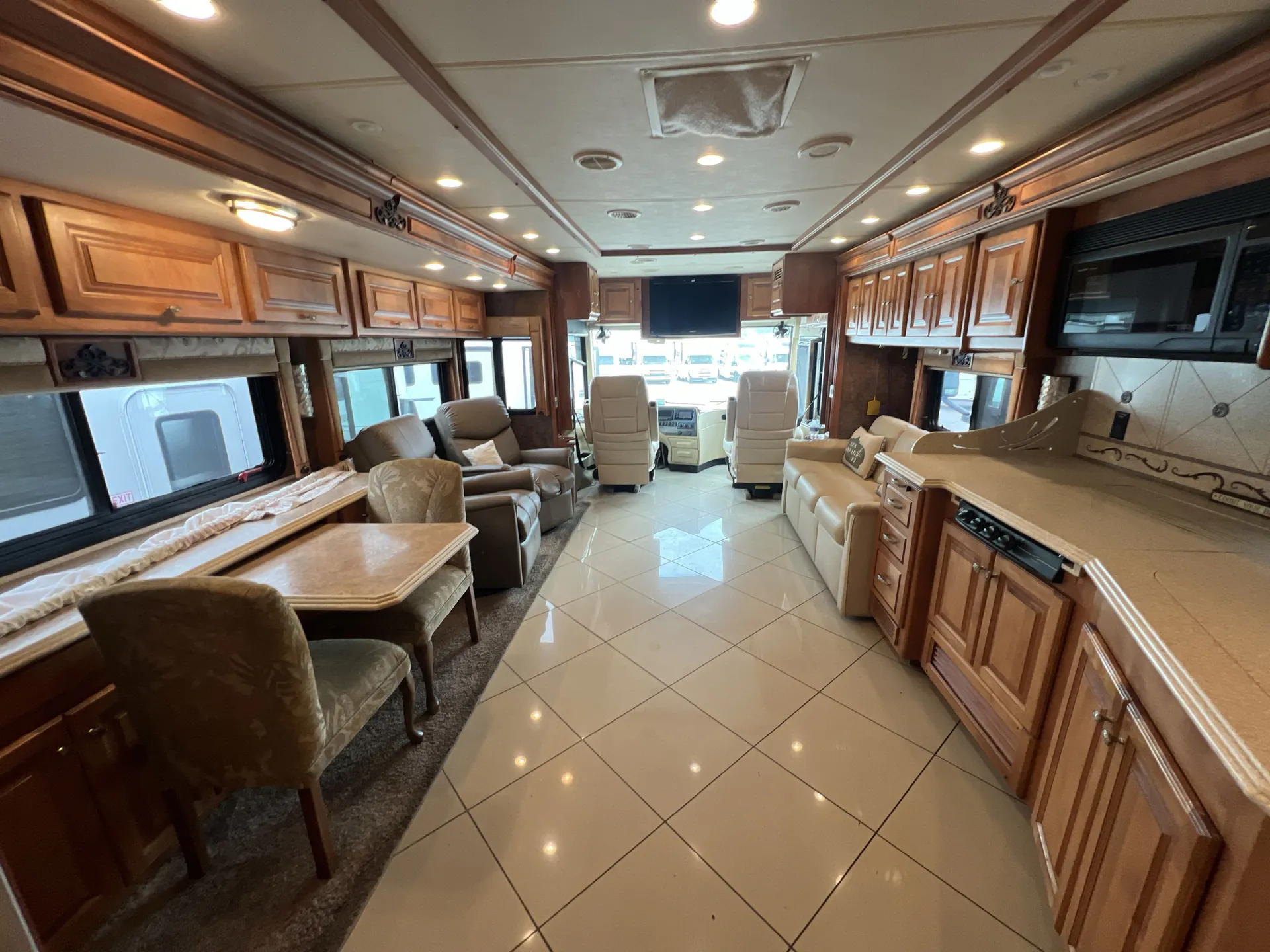 2011 Tiffin Phaeton 40 QBH — living area main
