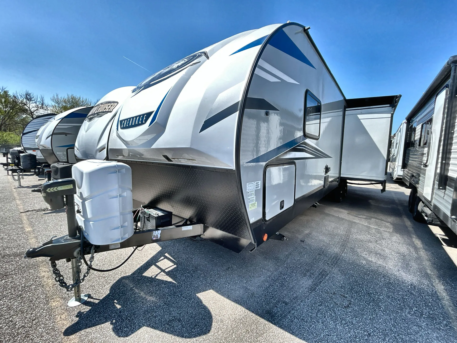 2021 Forest River Cherokee Alpha Wolf 27RK-L — campside