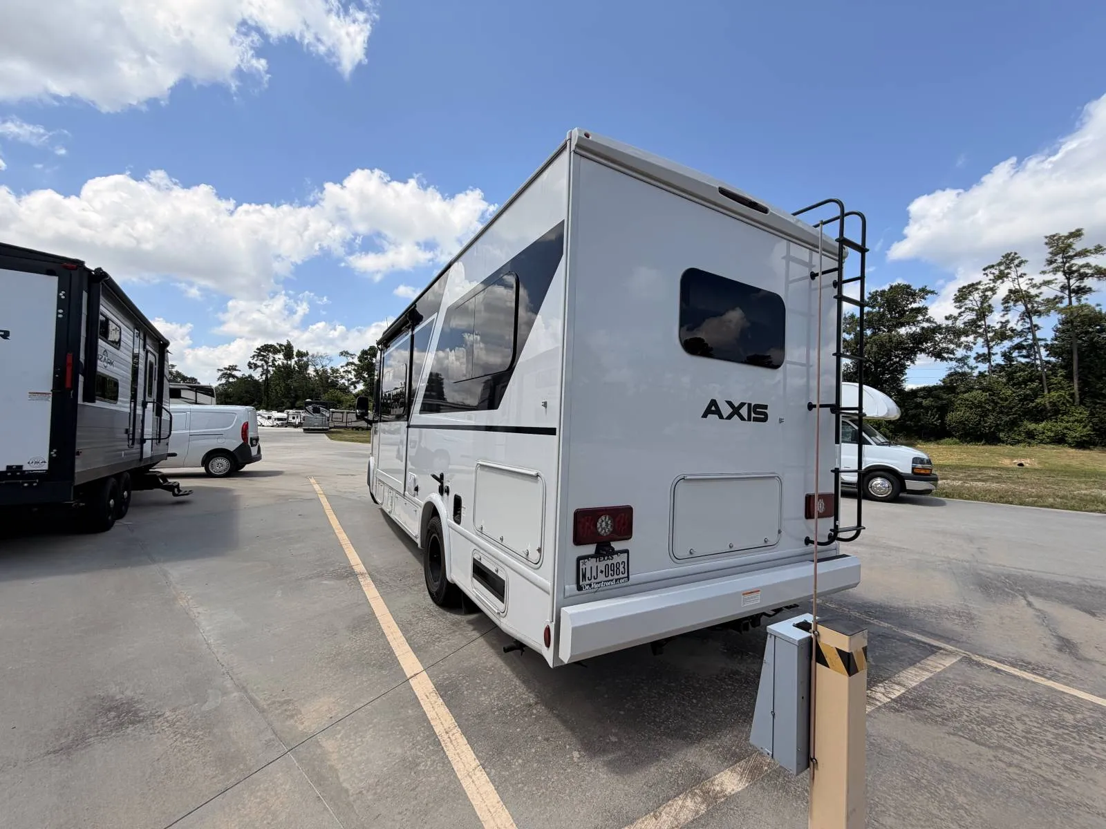 2026 Thor Motor Coach Axis 24.1 - Photo 3