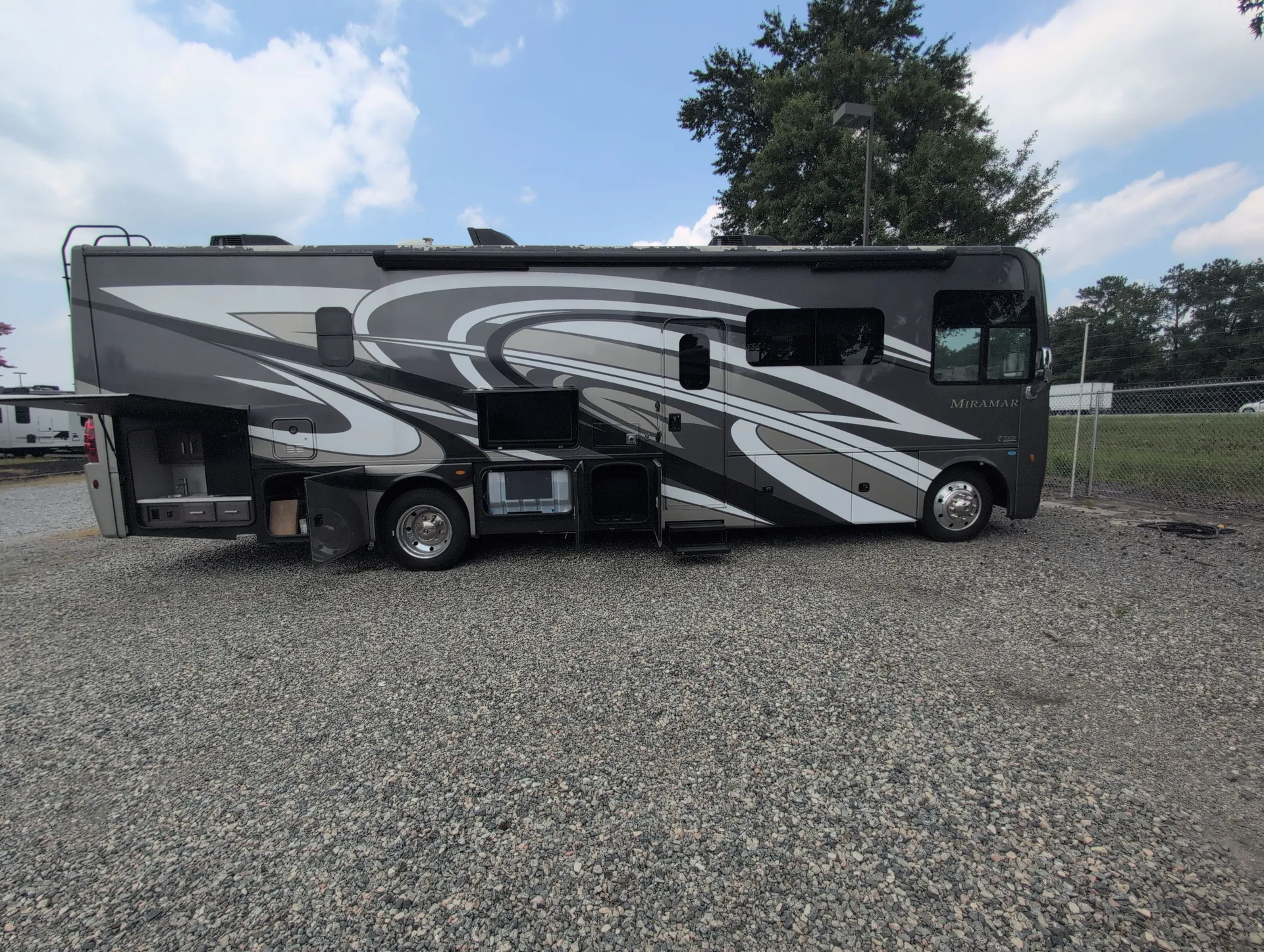 2023 Thor Motor Coach Miramar 34.6 - Photo 4