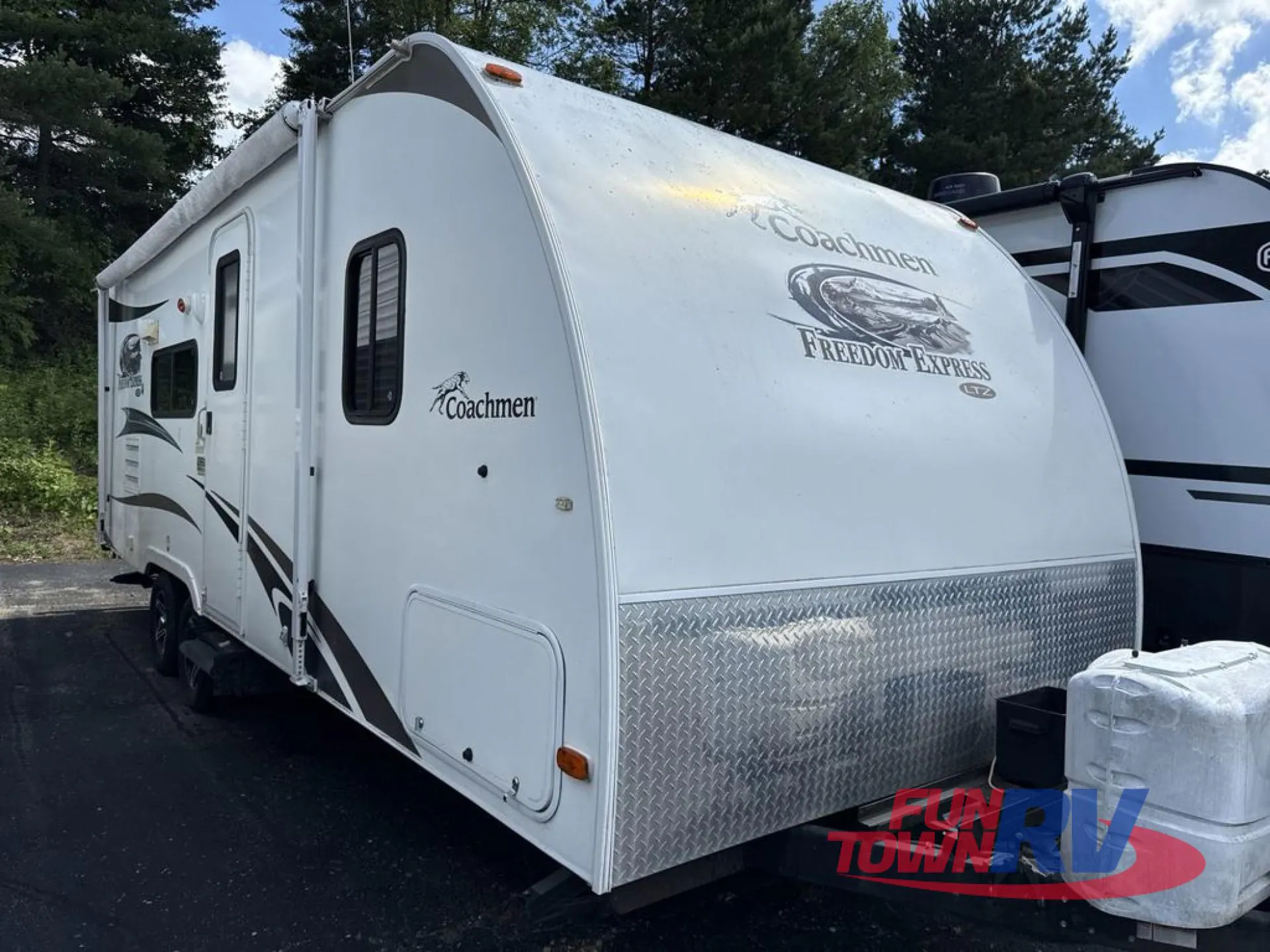 2013 Coachmen Freedom Express LTZ 230BH - Photo 2