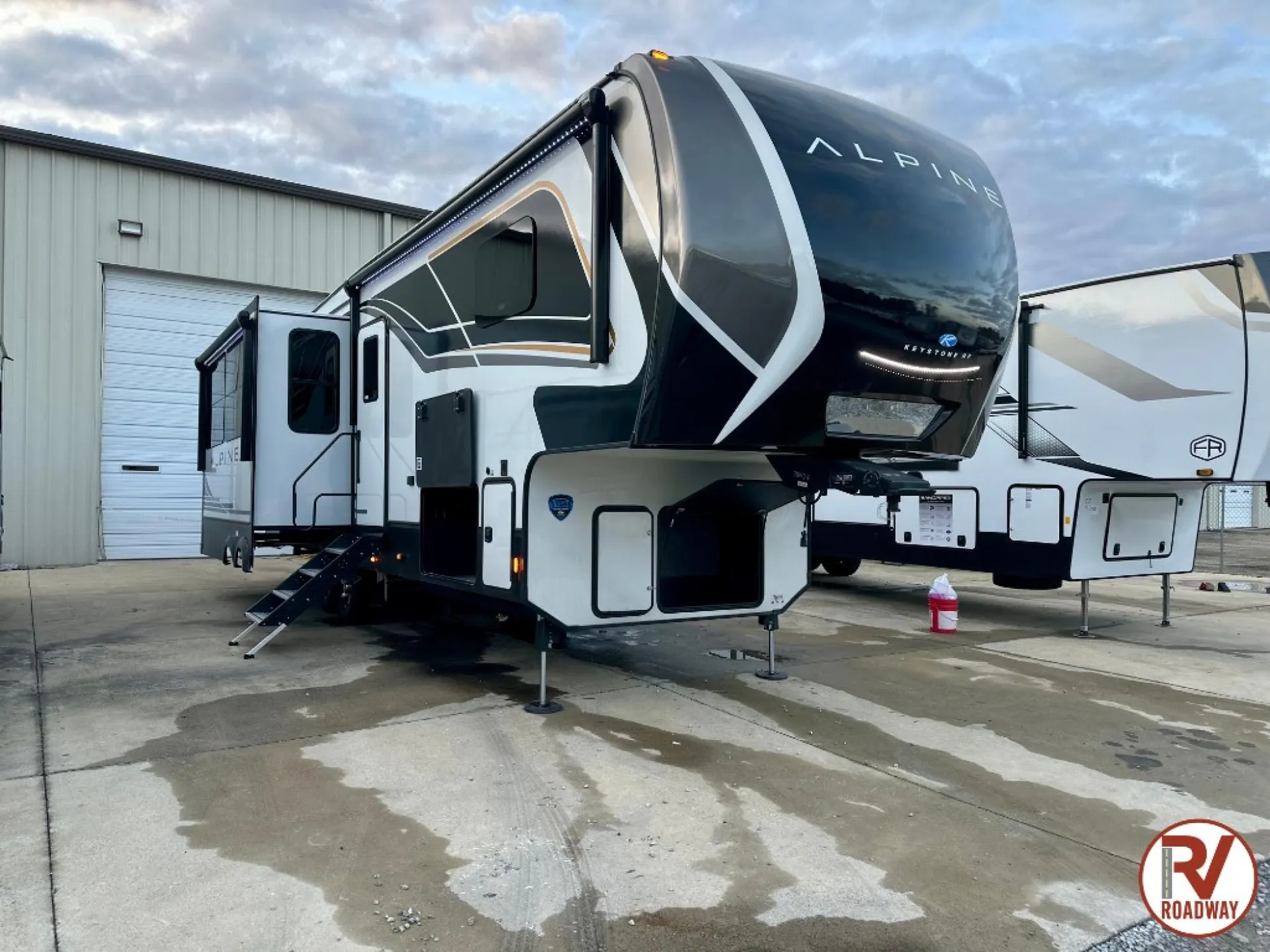 2025 Keystone Alpine 3011CK - Photo 2