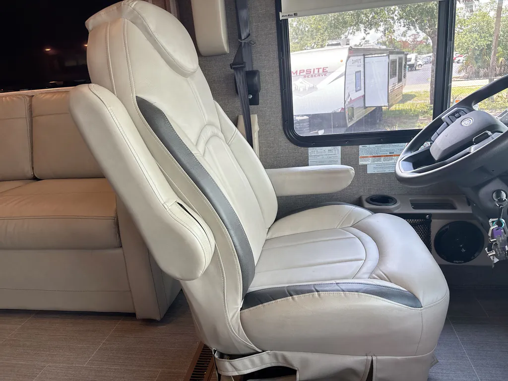 2022 Thor Motor Coach Challenger 35MQ, Photos photo 33