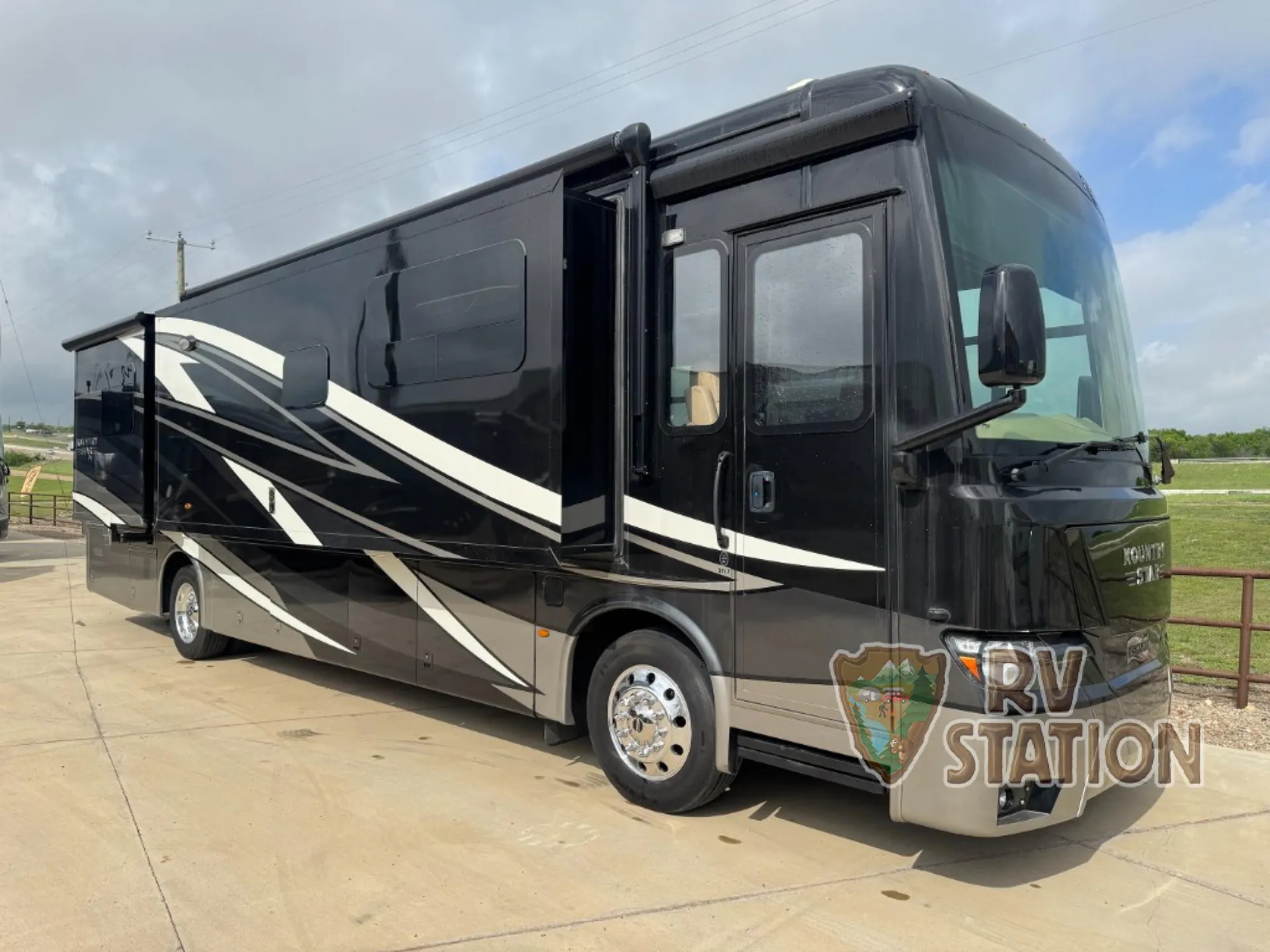 2021 Newmar Kountry Star 3717 - Photo 2