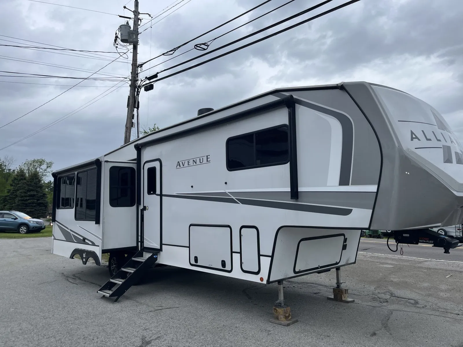 2024 Alliance RV Avenue 32RLS - Photo 2