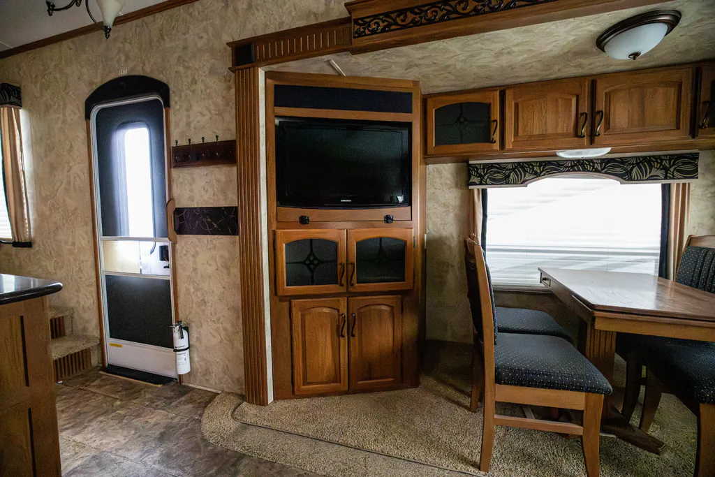 2011 Keystone Montana 3100RL, Photos photo 5