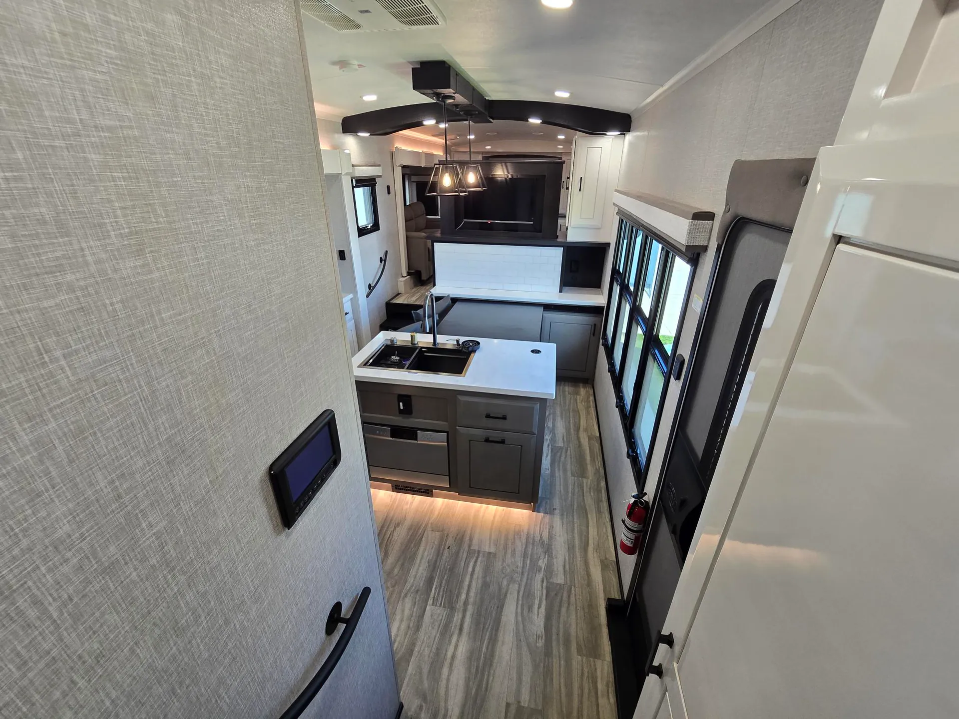 2025 Jayco Pinnacle 38FLGS - Photo 2
