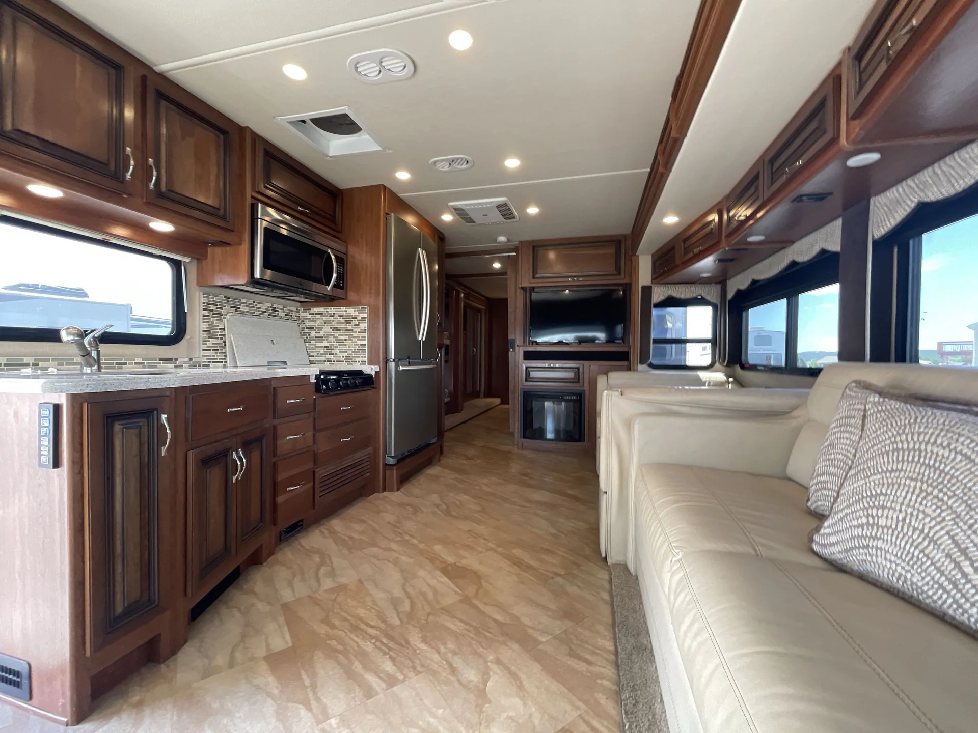 2017 holiday rambler Vacationer Xe 36F — living area main