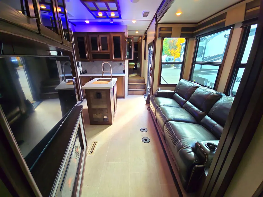 2019 Jayco Seismic Luxury Series 3512, Photos photo 3