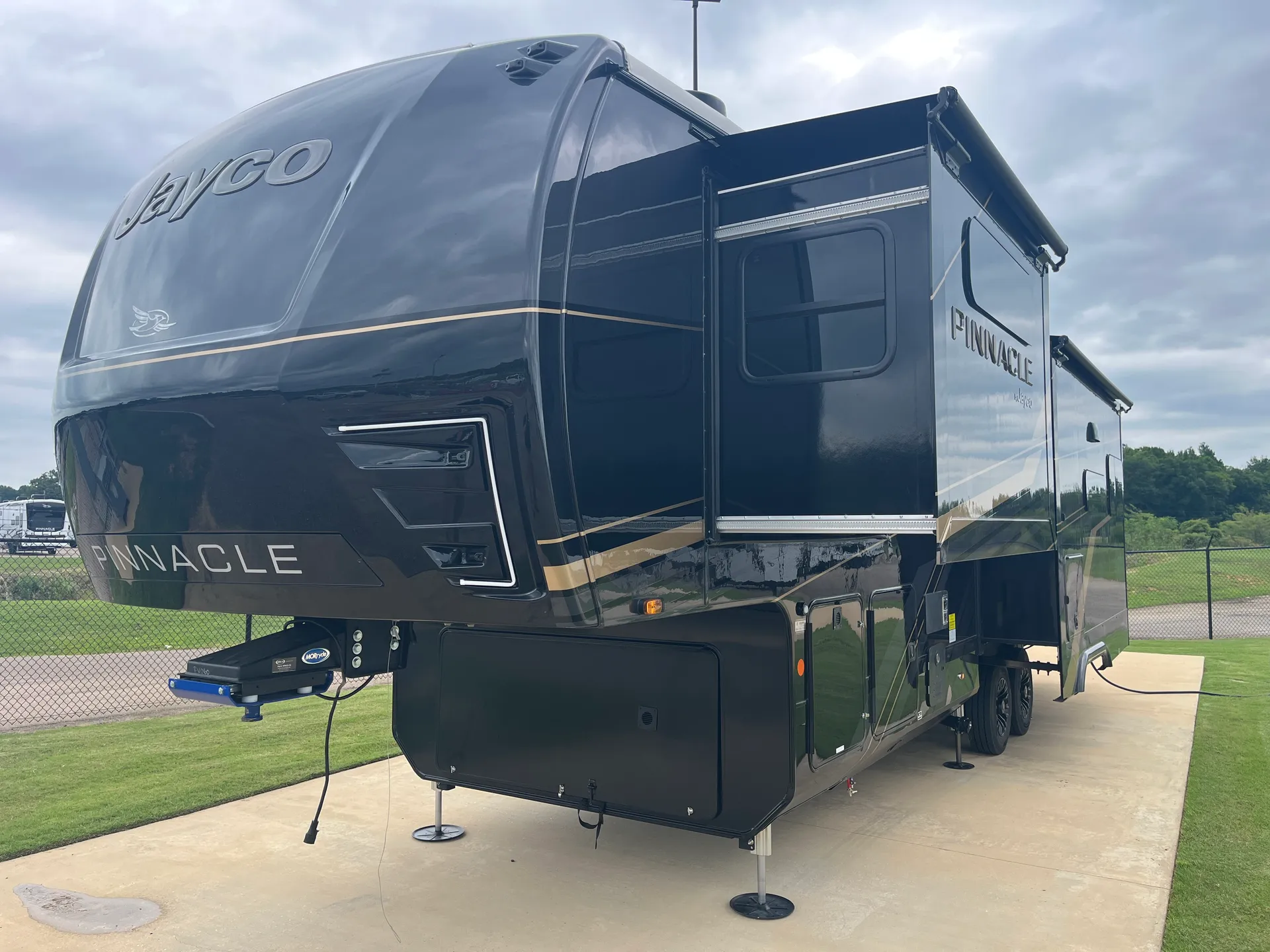 2027 Jayco Pinnacle 32RLTS - Photo 3