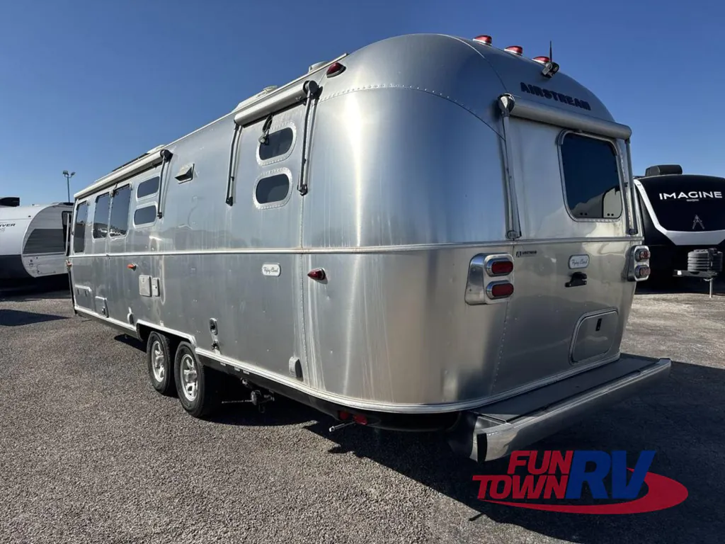 2024 Airstream Flying Cloud 30FB Office, Photos photo 7