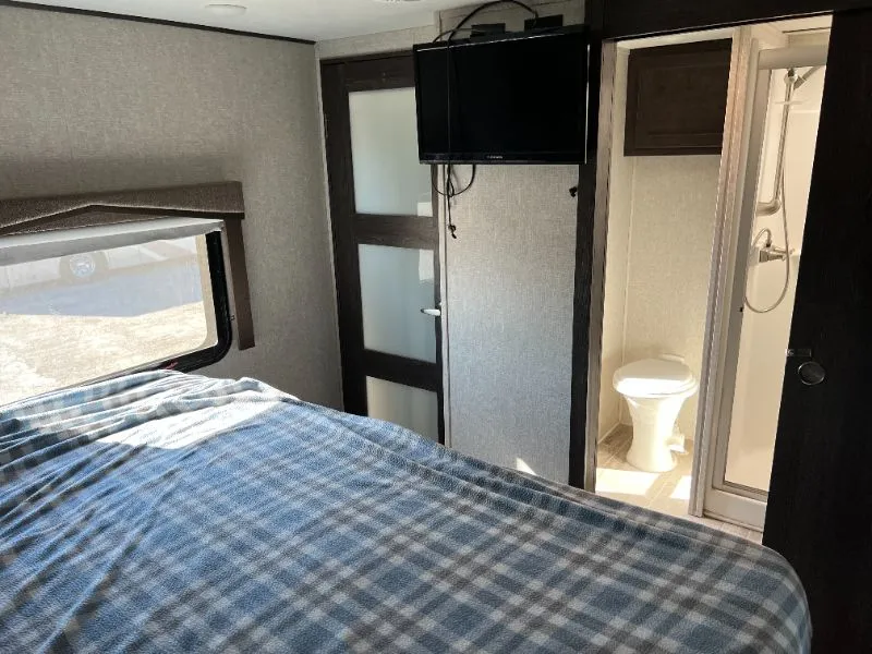 2019 Keystone Raptor 423, Photos photo 22