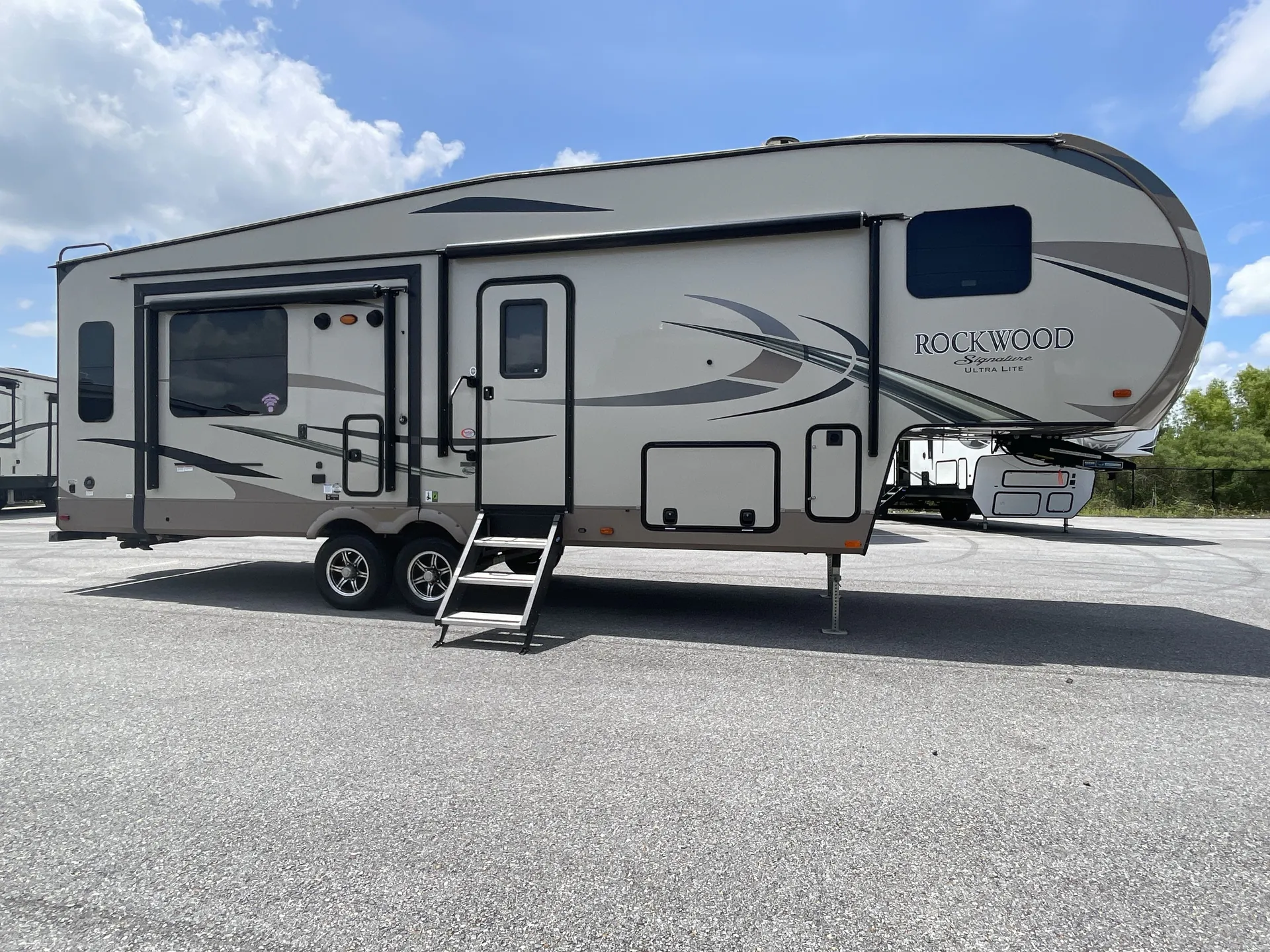 2018 Forest River Rockwood Signature Ultra Lite 8289WS — campside