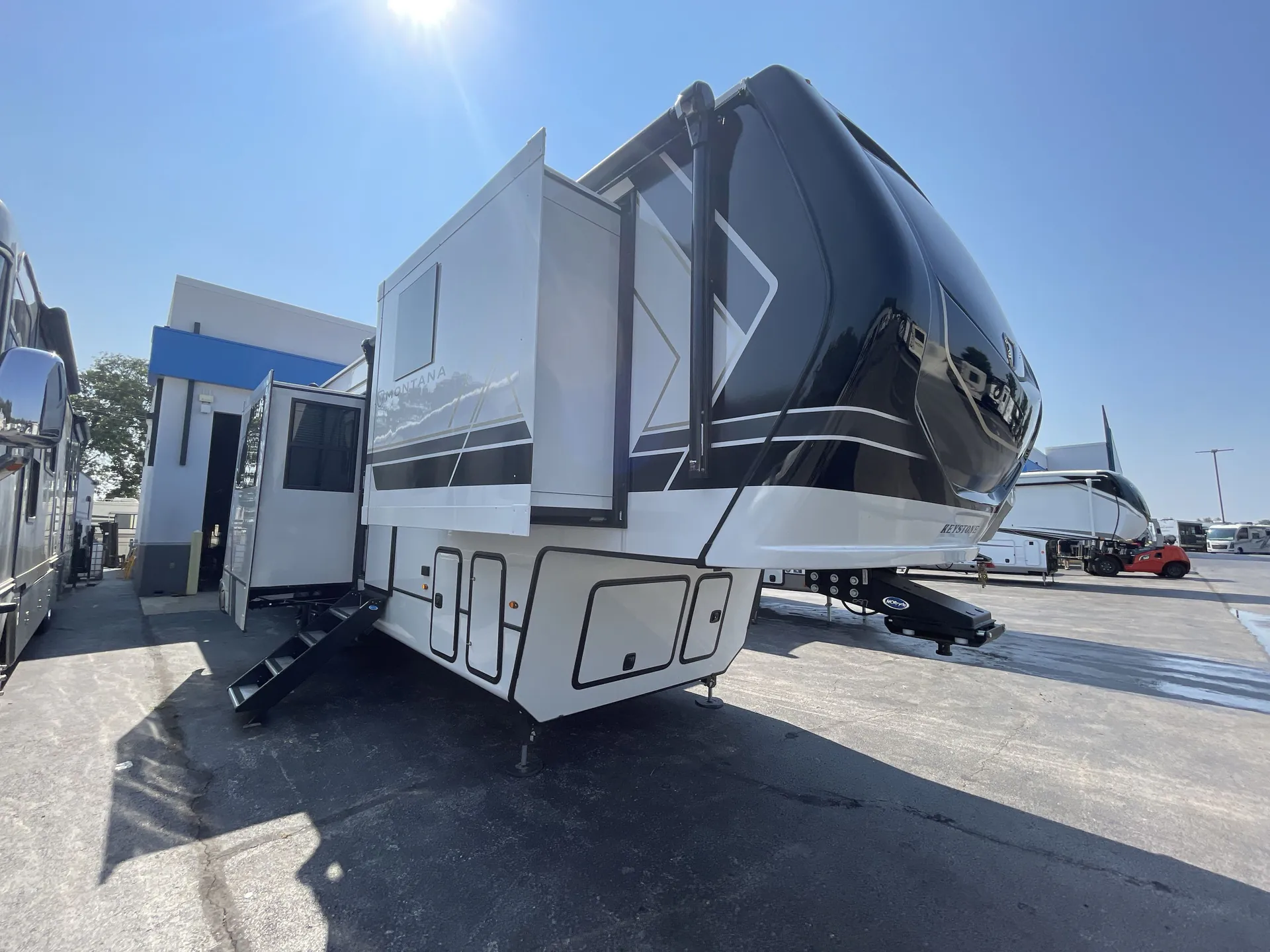 2026 Keystone Montana 3795FK - Photo 2