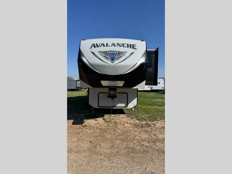 2017 Keystone Avalanche 320RS - Photo 2