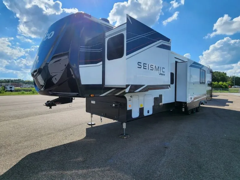 2026 Jayco Seismic 395 - Photo 3