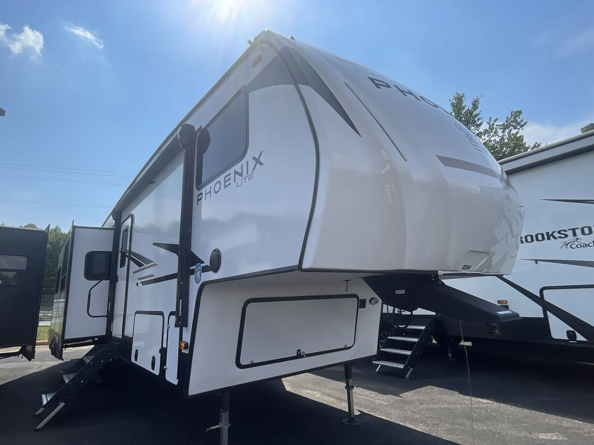 2025 Shasta Phoenix Lite 30RLS - Photo 2