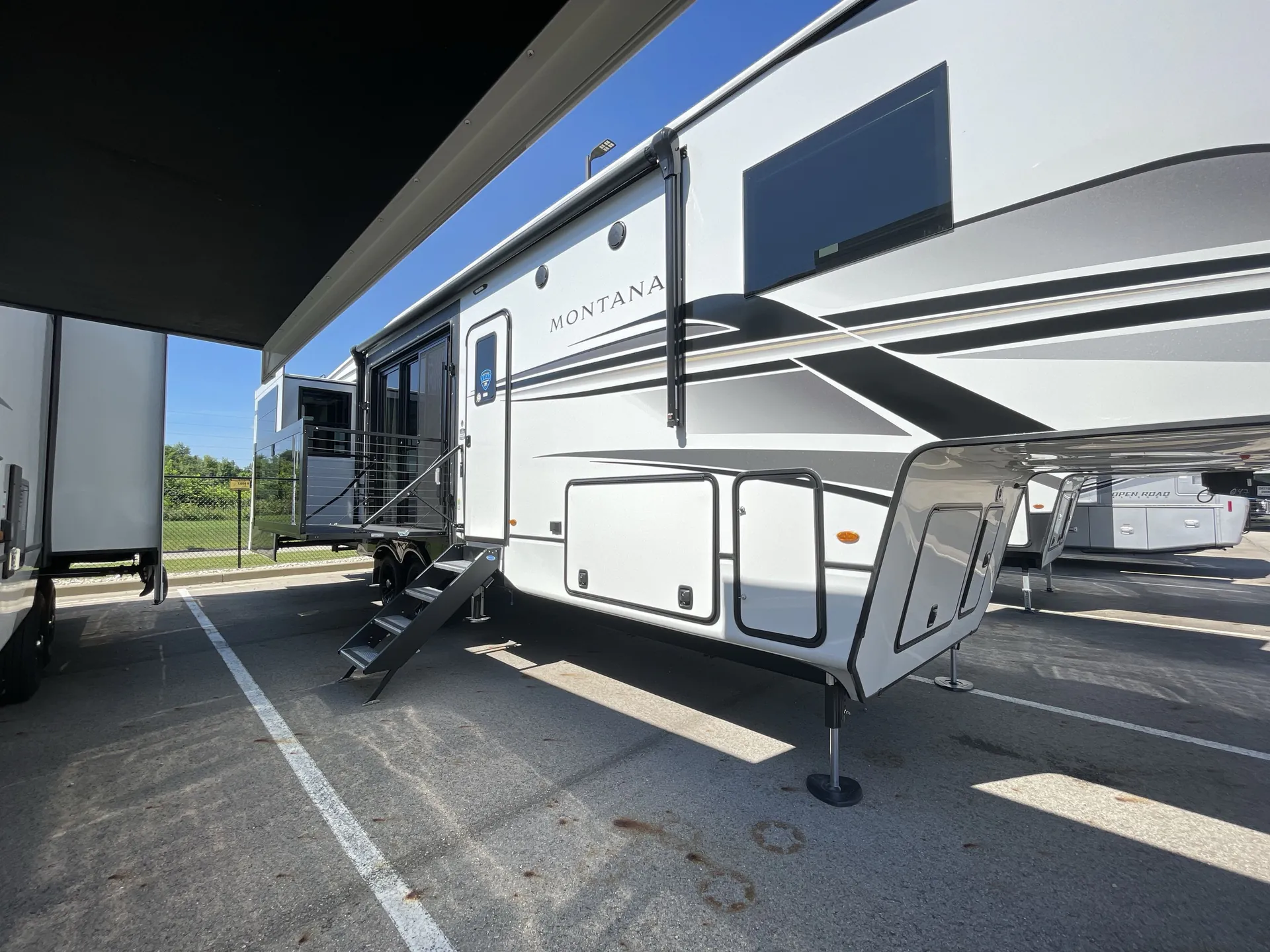 2025 Keystone Montana 3532SP — campside