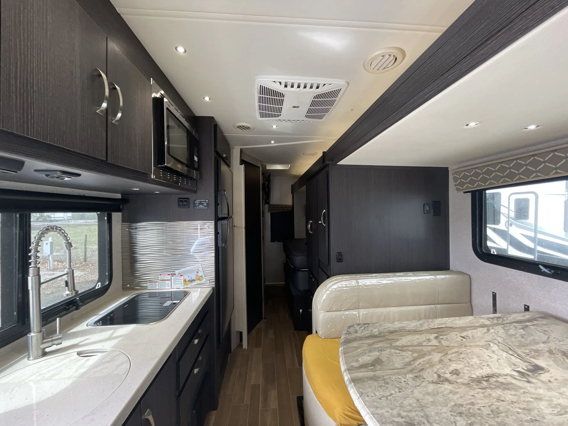 2019 dynamax Isata 3 24FW — living area main