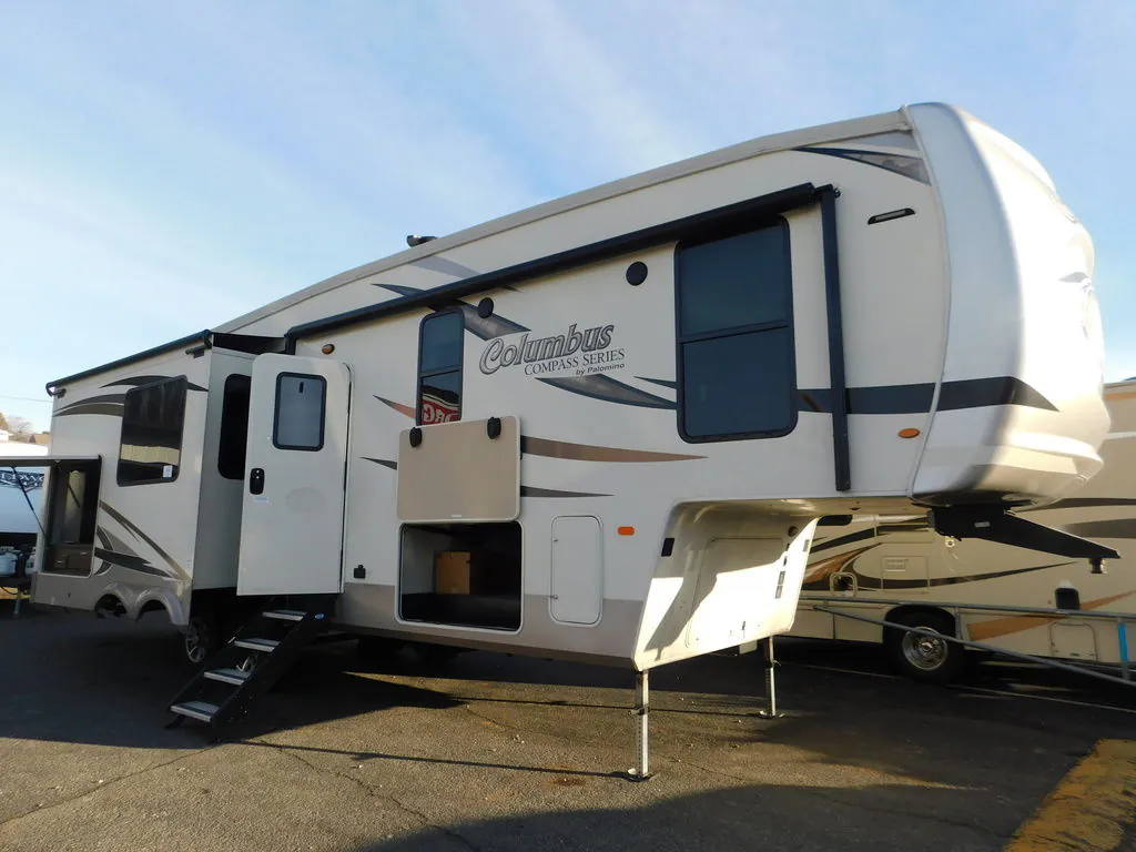 2020 Palomino Columbus 298RLC dealer photo 3 from Georgia RV Outlet