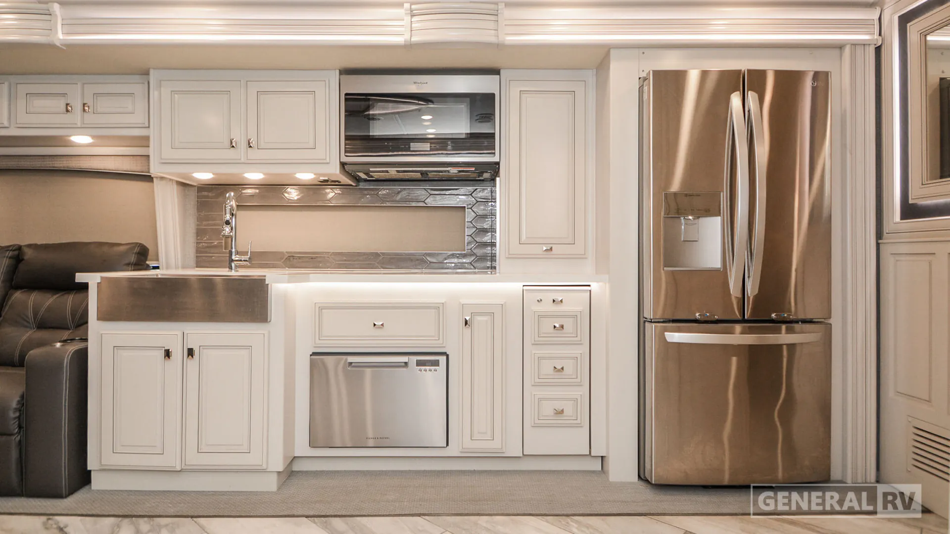 2022 Fleetwood Discovery LXE 44B - Photo 4