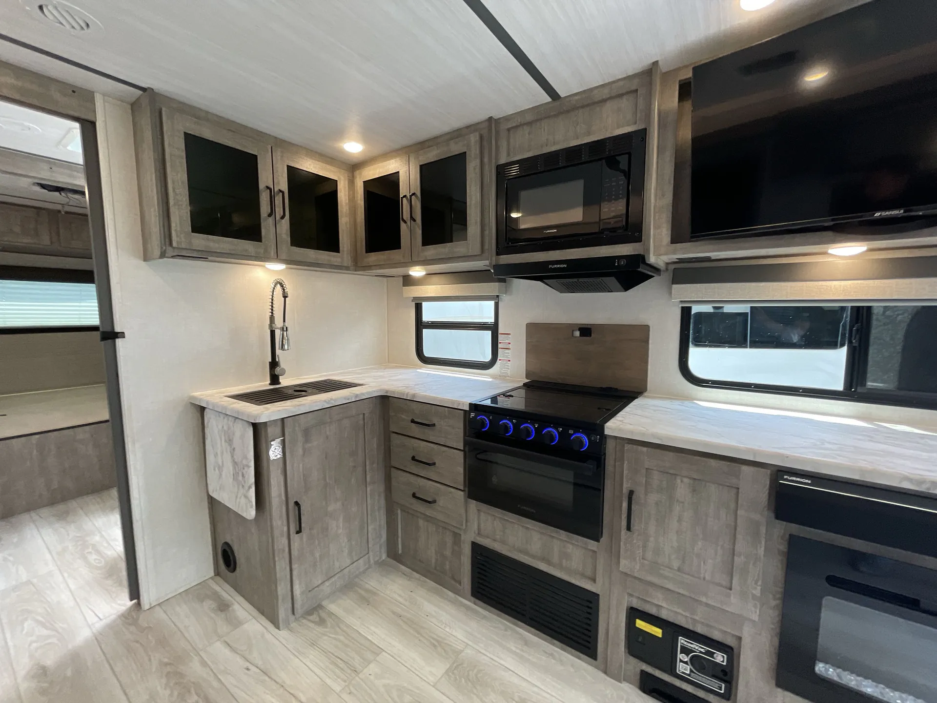 2023 Forest River Surveyor 253RLS — jacks