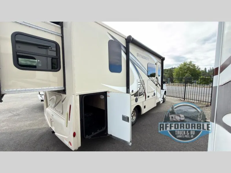 2017 Thor Motor Coach Synergy Used    SP24 - Photo 3