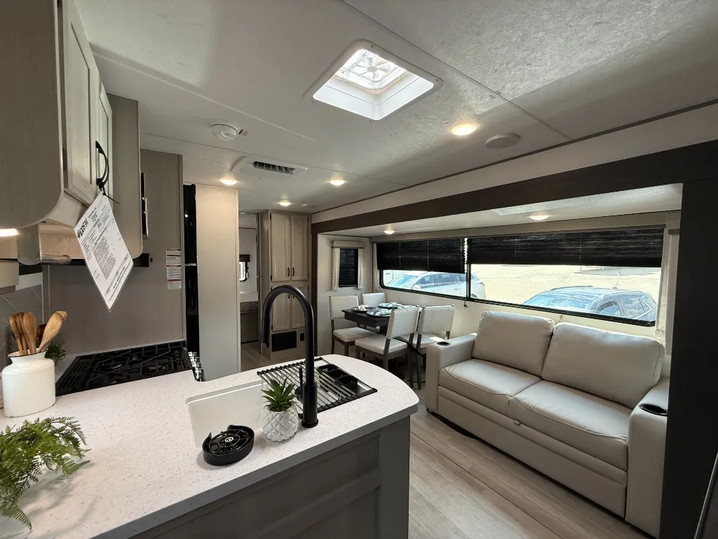 2027 Coachmen Catalina Legacy Edition 343BHTS (2 Queen Beds), Photos photo 9