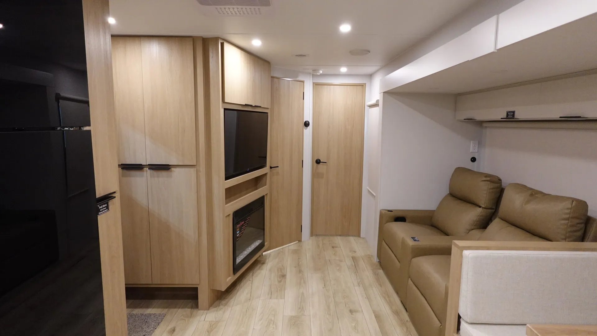 2026 Winnebago Thrive 26FKD - Photo 3